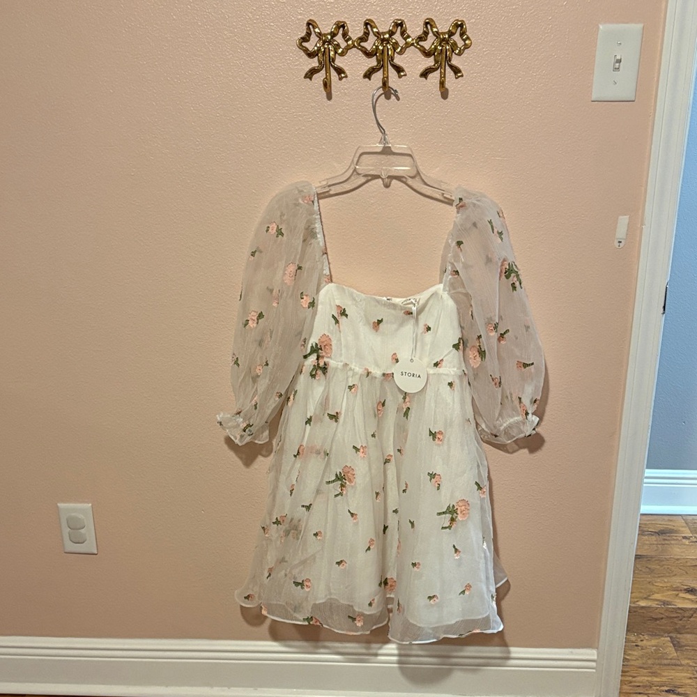 Storia White Floral Midi Dress